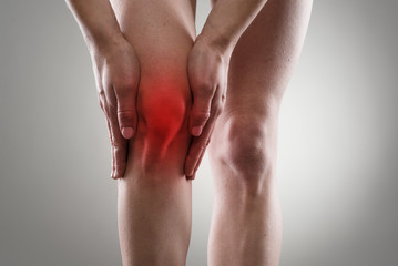Почему болит колено при ходьбе